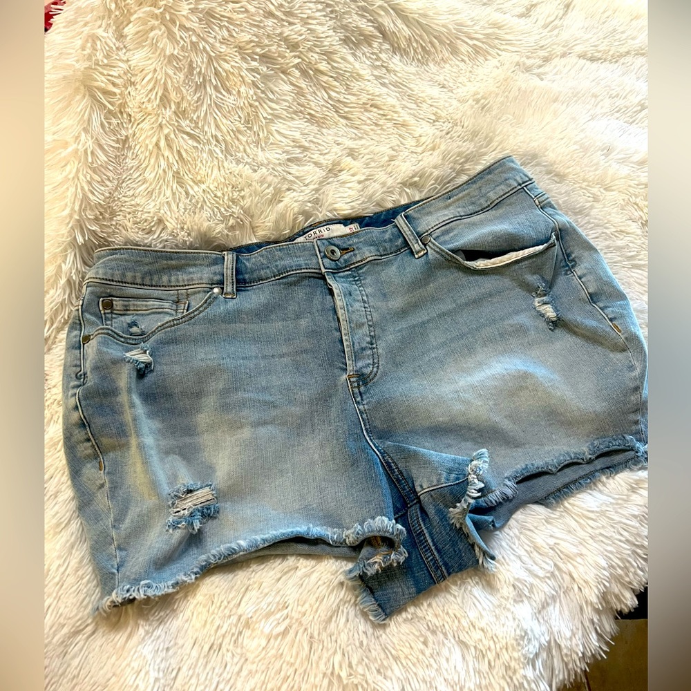 TORRID shorts 22 mid rise shortie blue Jeans distressed stretch light wash